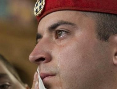 Η ιστορία του Εύζωνα που συγκίνησε τον απανταχού Ελληνισμό (βίντεο)